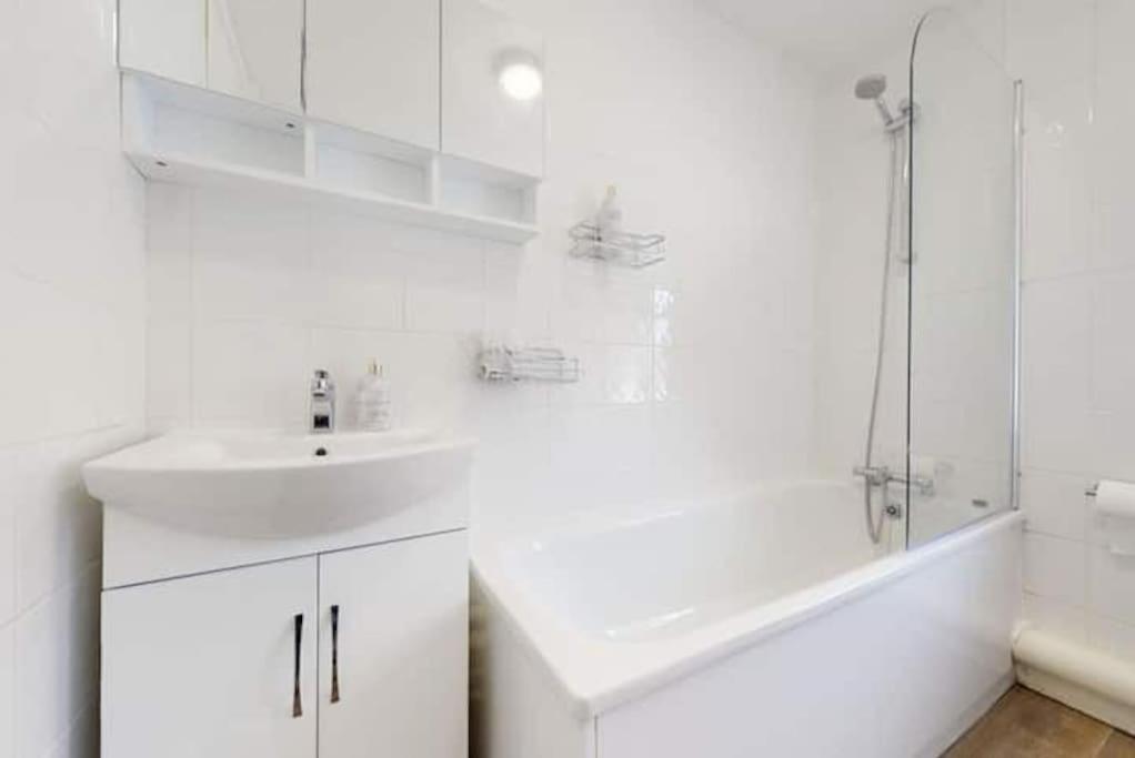4 Bedroom Family Home On Piccadilly Line Londres Extérieur photo