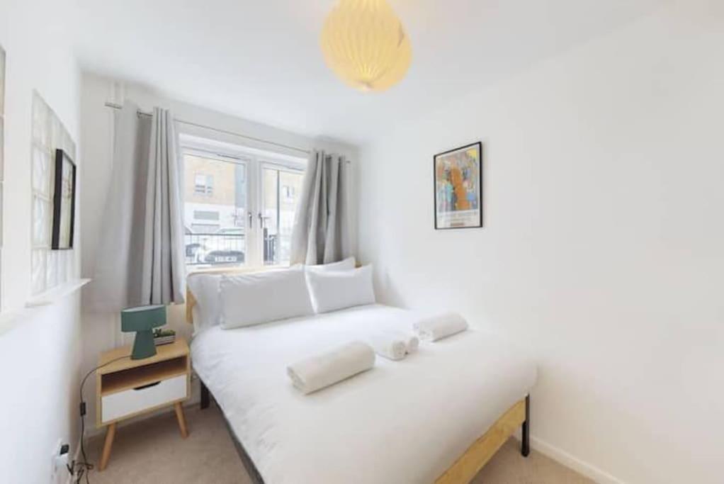 4 Bedroom Family Home On Piccadilly Line Londres Extérieur photo